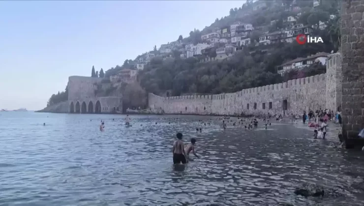 Alanya’da tarihi Kızılkule’nin gölgesinde deniz keyfi